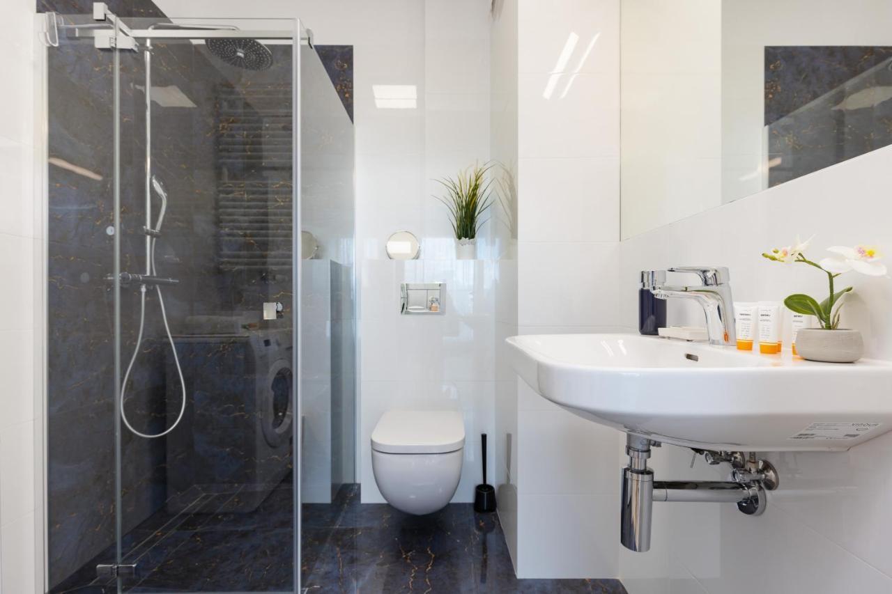 Warszawa Srodmiescie Bonifraterska Apartments By Noclegi Renters Bagian luar foto