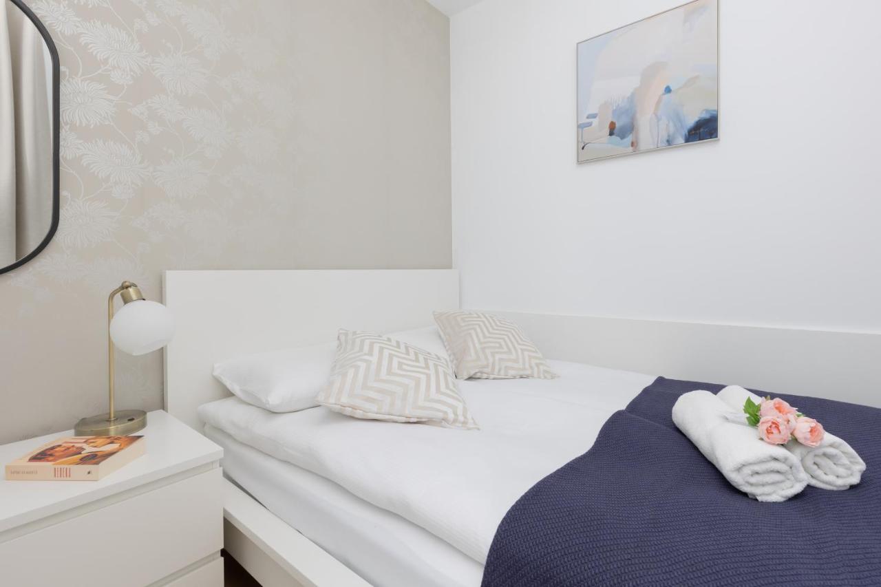Warszawa Srodmiescie Bonifraterska Apartments By Noclegi Renters Bagian luar foto